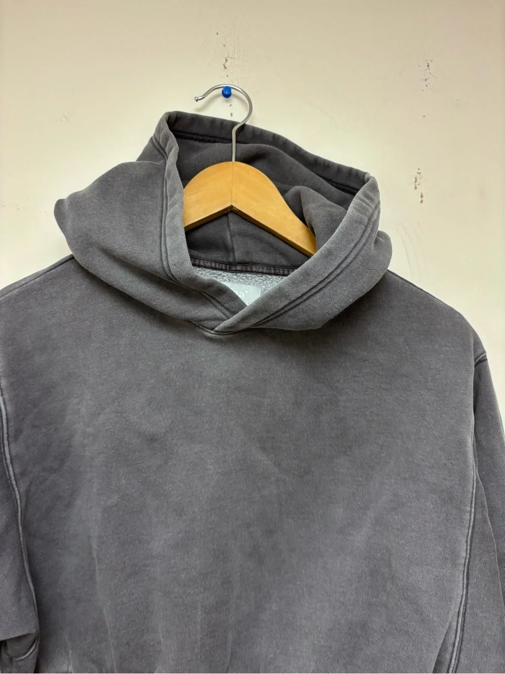 Aritzia TNA Cozy Fleece Perfect Shrunken Cropped Pullover Hoodie Charcoal Gray